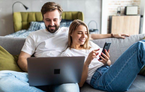 Couple researching pest inspection in Port St. Lucie